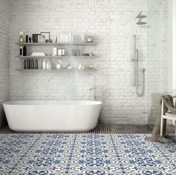 Dinding kamar mandi dengan ubin porselen berpola